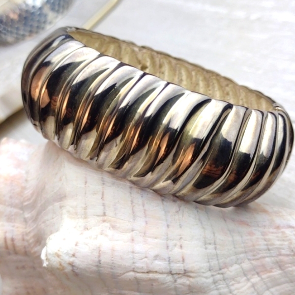 Silver Tone Vintage Style Hinge Cuff Bracelet - Picture 6 of 6